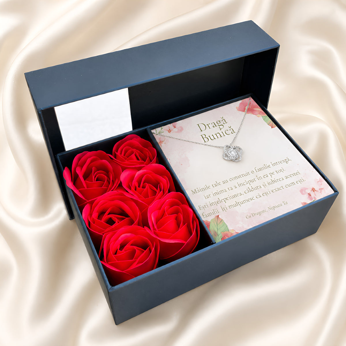 Cutie florală bleumarin cu trandafiri roșii, lănțișor Nodul iubirii și card „Dragă Bunică”