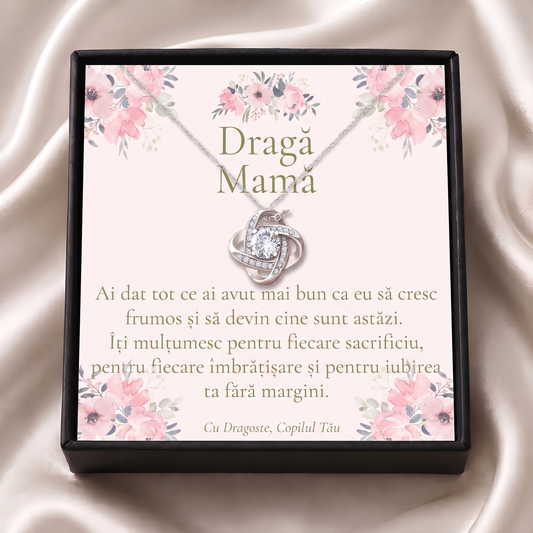 Cutie cadou neagră deschisă cu lănțișorul Nodul iubirii și cardul „Dragă Mamă”, pe satin crem