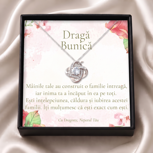 Cutie cadou neagră deschisă cu lănțișorul Nodul iubirii și cardul „Dragă Bunică”, pe satin crem
