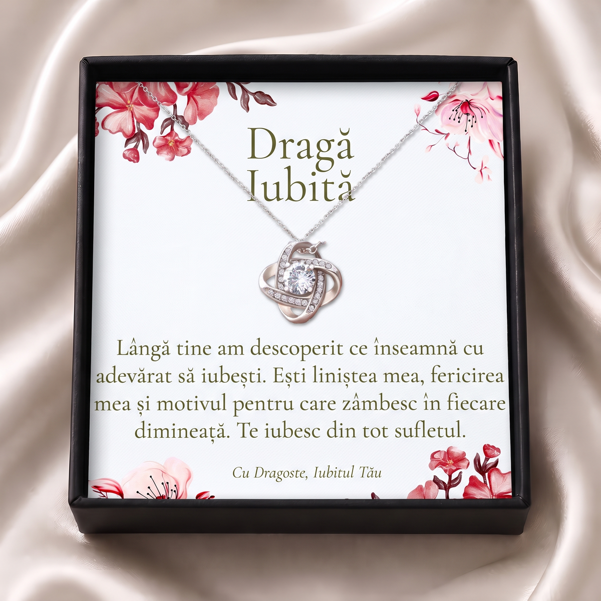 Cutie cadou neagră deschisă cu lănțișorul Nodul iubirii și cardul „Dragă Iubită”, pe satin crem