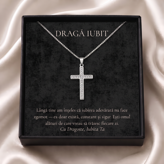 Cutie cadou neagră deschisă cu lănțișorul Cruce clasică și cardul „Dragă Iubit”, pe satin crem