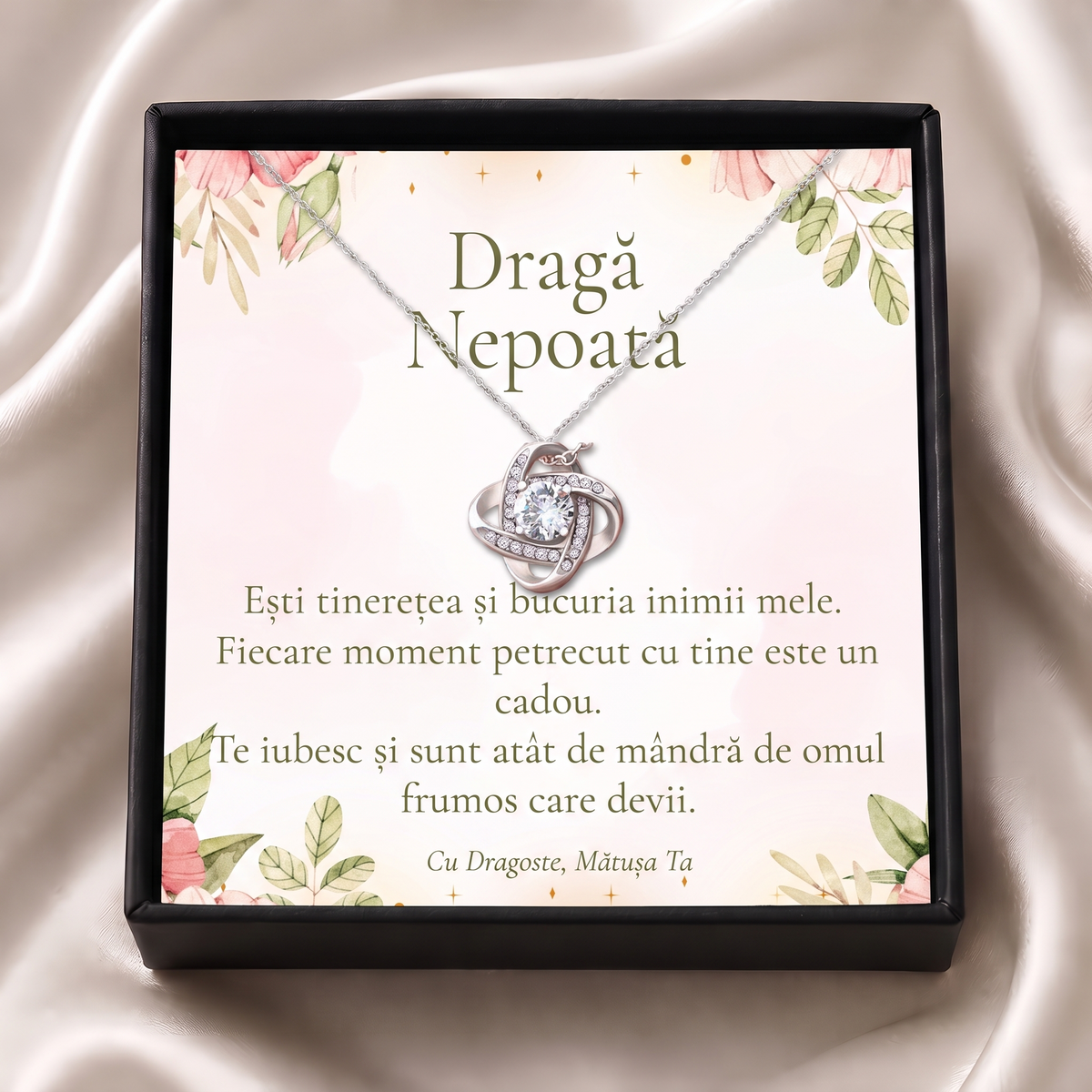 Cutie cadou neagră deschisă cu lănțișorul Nodul iubirii și cardul „Dragă Nepoată”, pe satin crem