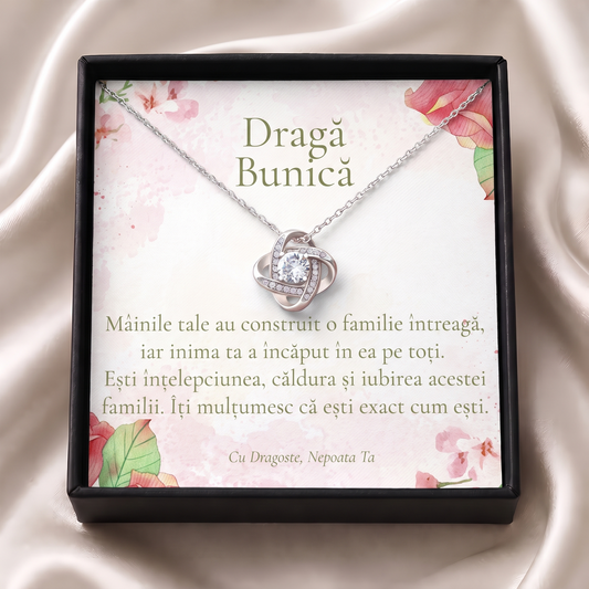 Cutie cadou neagră deschisă cu lănțișorul Nodul iubirii și cardul „Dragă Bunică”, pe satin crem