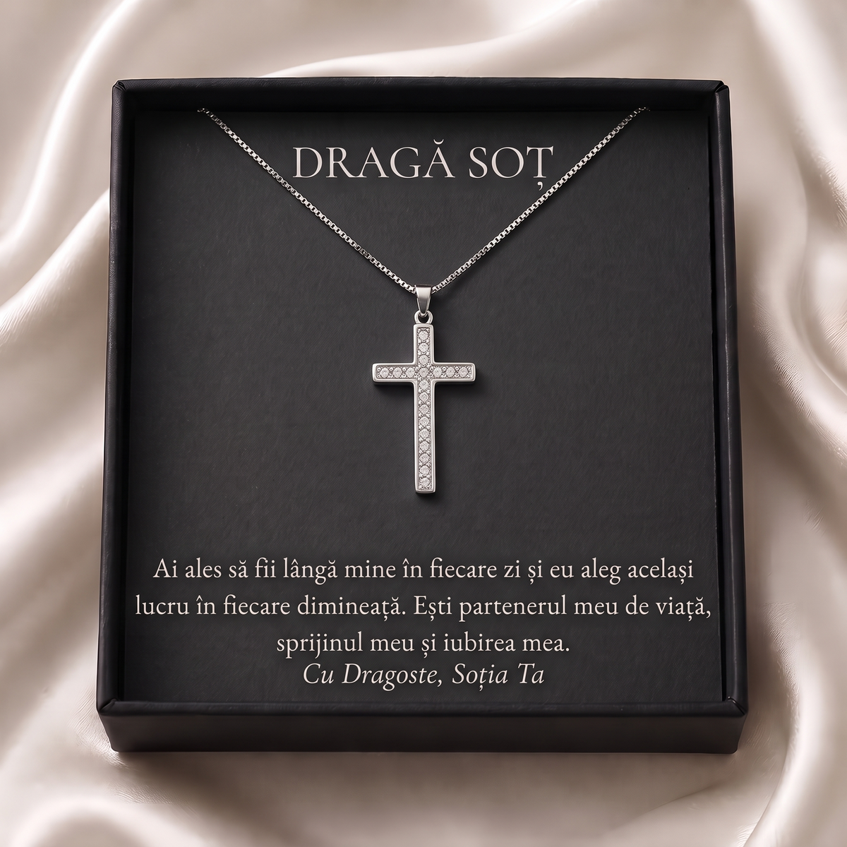 Cutie cadou neagră deschisă cu lănțișorul Cruce clasică și cardul „Dragă Soț”, pe satin crem