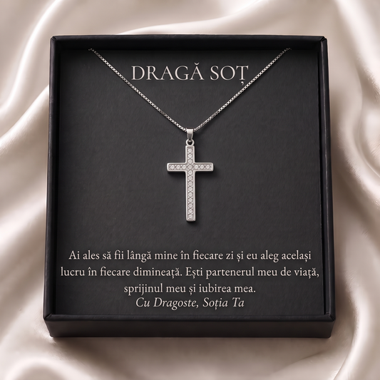 Cutie cadou neagră deschisă cu lănțișorul Cruce clasică și cardul „Dragă Soț”, pe satin crem
