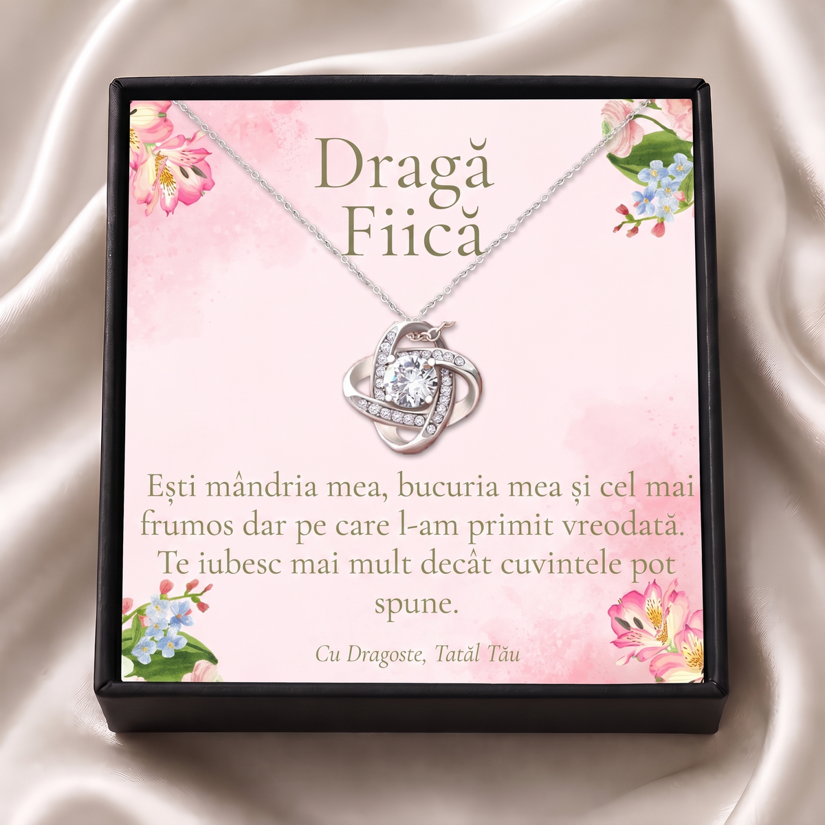 Cutie cadou neagră deschisă cu lănțișorul Nodul iubirii și cardul „Dragă Fiică”, pe satin crem