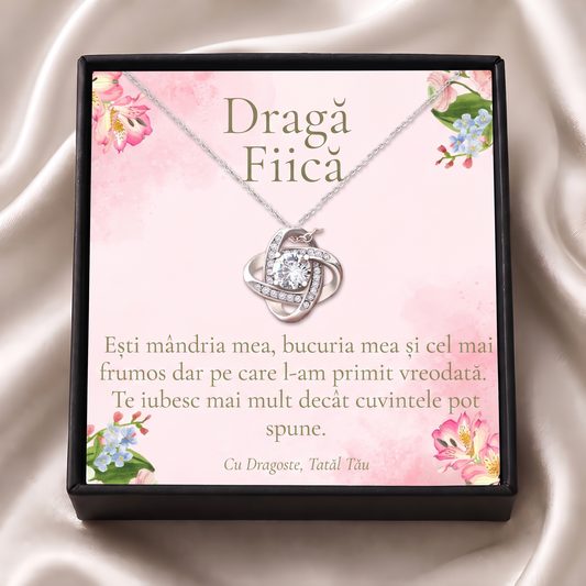 Cutie cadou neagră deschisă cu lănțișorul Nodul iubirii și cardul „Dragă Fiică”, pe satin crem