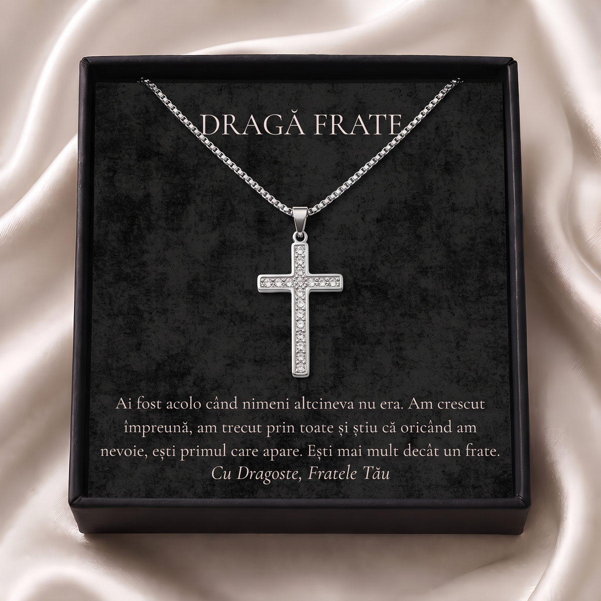 Cutie cadou neagră deschisă cu lănțișorul Cruce clasică și cardul „Dragă Frate”, pe satin crem