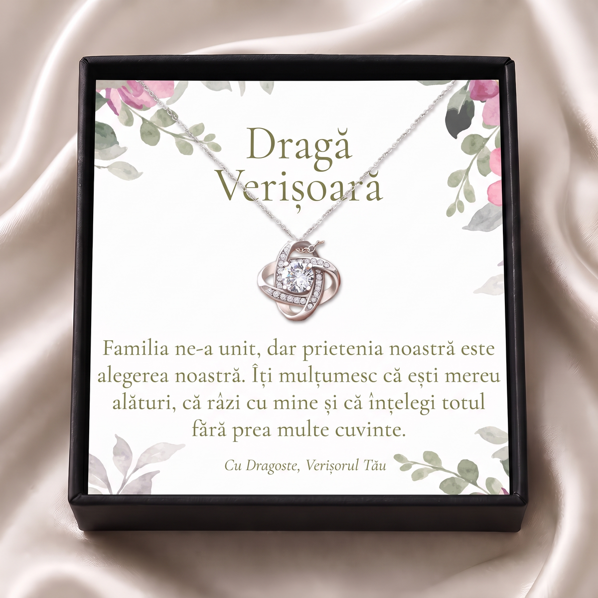 Cutie cadou neagră deschisă cu lănțișorul Nodul iubirii și cardul „Dragă Verișoară”, pe satin crem