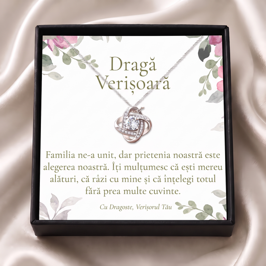 Cutie cadou neagră deschisă cu lănțișorul Nodul iubirii și cardul „Dragă Verișoară”, pe satin crem