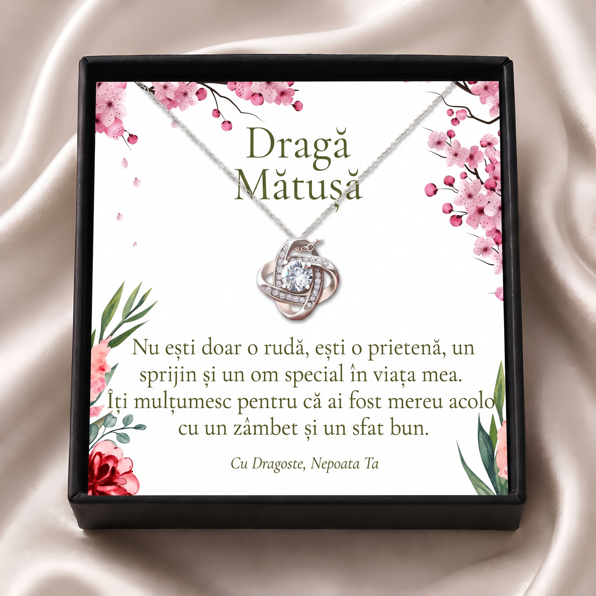 Cutie cadou neagră deschisă cu lănțișorul Nodul iubirii și cardul „Dragă Mătușă”, pe satin crem