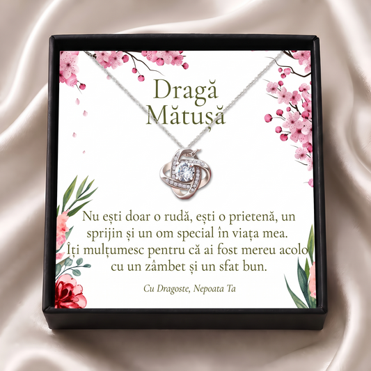 Cutie cadou neagră deschisă cu lănțișorul Nodul iubirii și cardul „Dragă Mătușă”, pe satin crem
