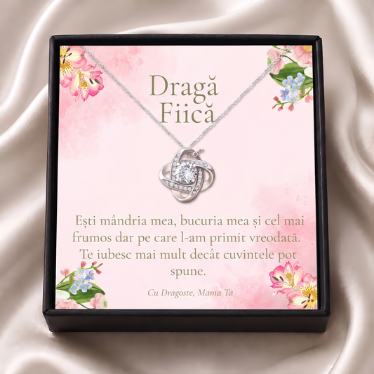 Cutie cadou neagră deschisă cu lănțișorul Nodul iubirii și cardul „Dragă Fiică”, pe satin crem