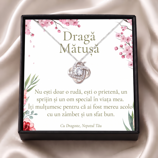 Cutie cadou neagră deschisă cu lănțișorul Nodul iubirii și cardul „Dragă Mătușă”, pe satin crem