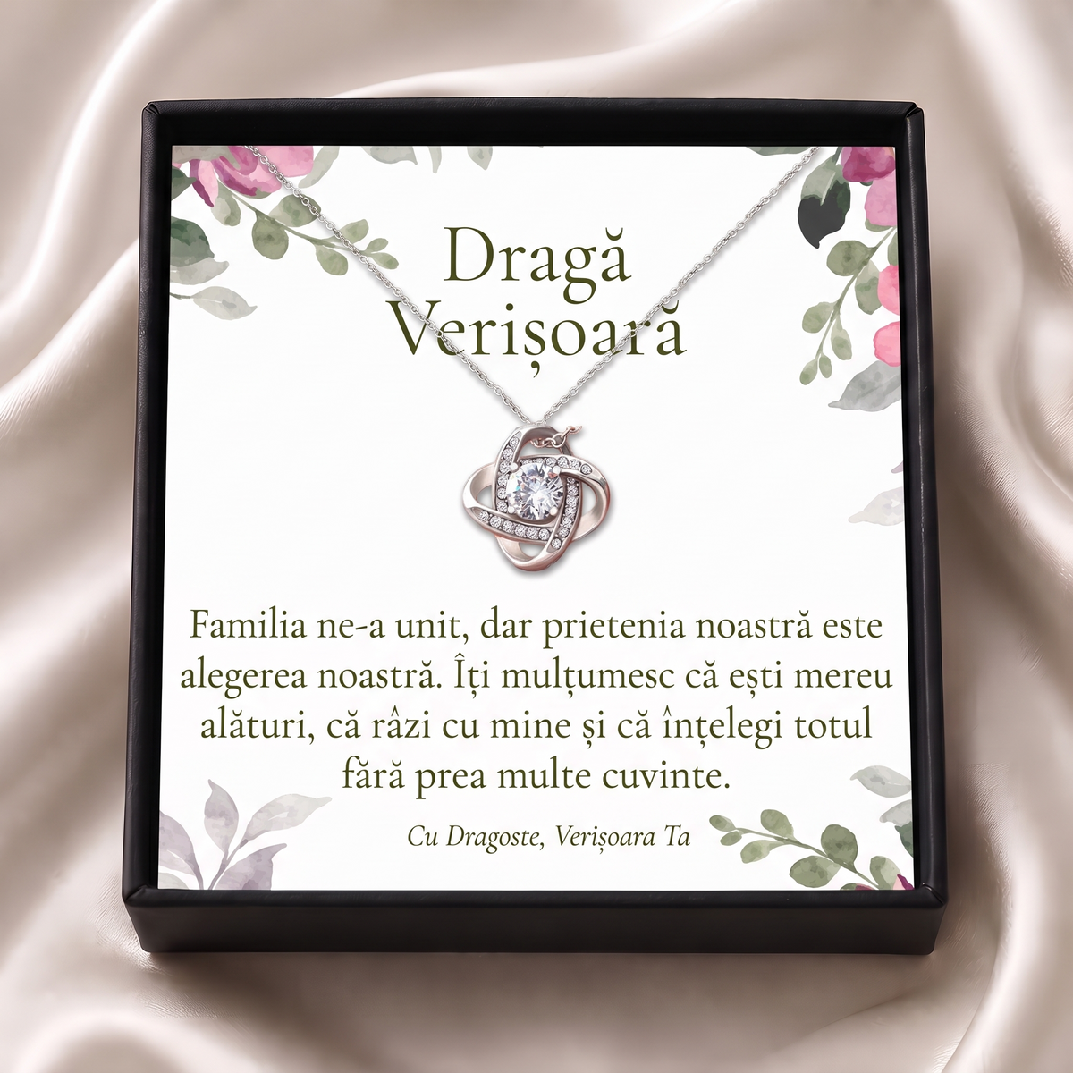 Cutie cadou neagră deschisă cu lănțișorul Nodul iubirii și cardul „Dragă Verișoară”, pe satin crem
