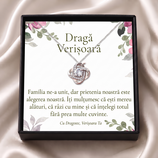 Cutie cadou neagră deschisă cu lănțișorul Nodul iubirii și cardul „Dragă Verișoară”, pe satin crem
