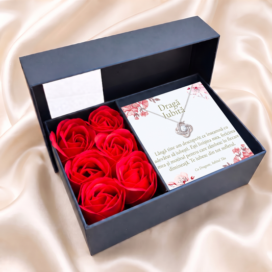 Cutie florală bleumarin deschisă cu lănțișorul Nodul iubirii și cardul „Dragă Iubită”, pe satin crem