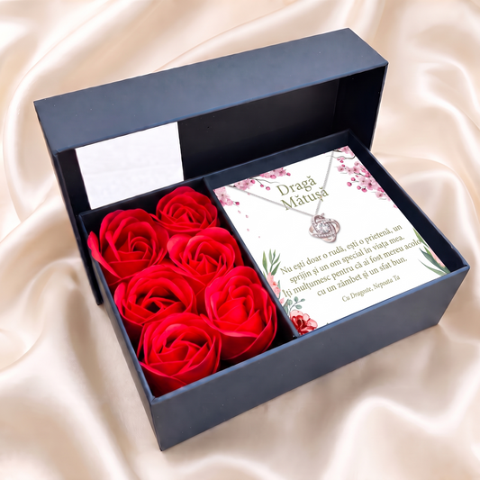 Cutie florală bleumarin deschisă cu lănțișorul Nodul iubirii și cardul „Dragă Mătușă”, pe satin crem