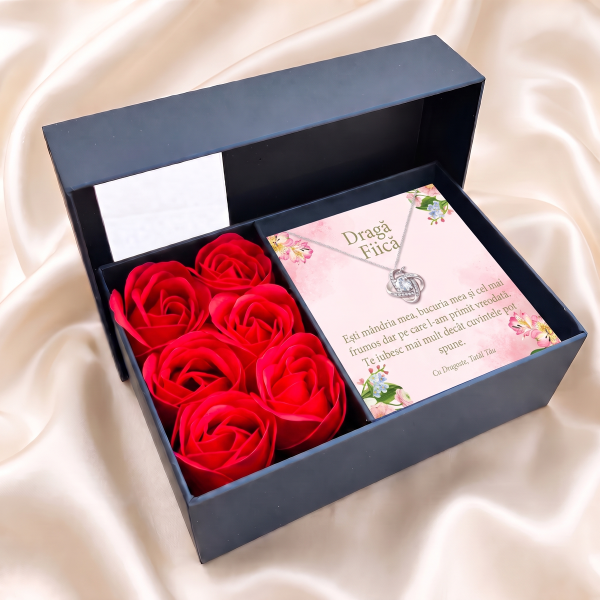Cutie florală bleumarin deschisă cu lănțișorul Nodul iubirii și cardul „Dragă Fiică”, pe satin crem