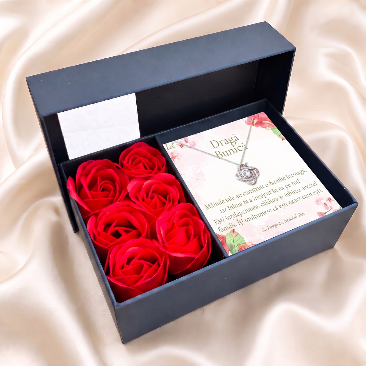 Cutie florală bleumarin deschisă cu lănțișorul Nodul iubirii și cardul „Dragă Bunică”, pe satin crem